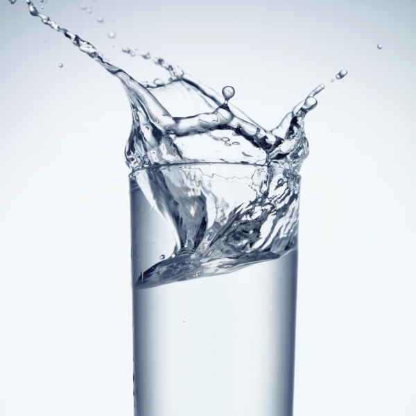 Na zdraví! Víte, co všechno obsahuje voda, kterou dennodenně pijete?