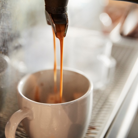Odvápňování je nezbytnou součástí údržby kávovaru. Provádíte ho správně?