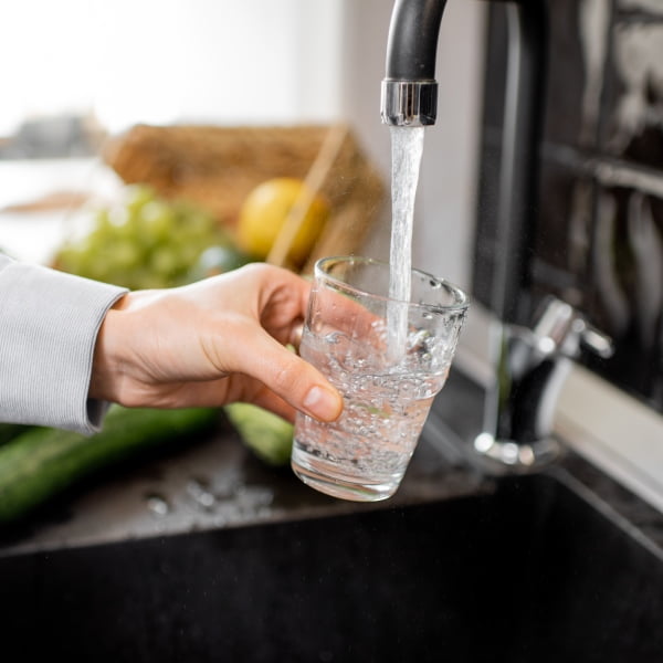 4 tipy, jak ozvláštnit kohoutkovou vodu, aby doopravdy chutnala