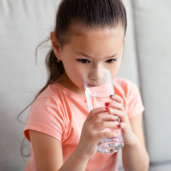 Pitný režim dětí v létě: Vyzkoušejte triky s brčkem nebo filtrační konvicí