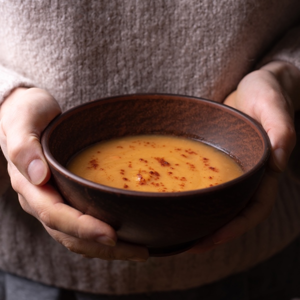 Jednoduchý trik pomůže vylepšit chuť polévek i nápojů