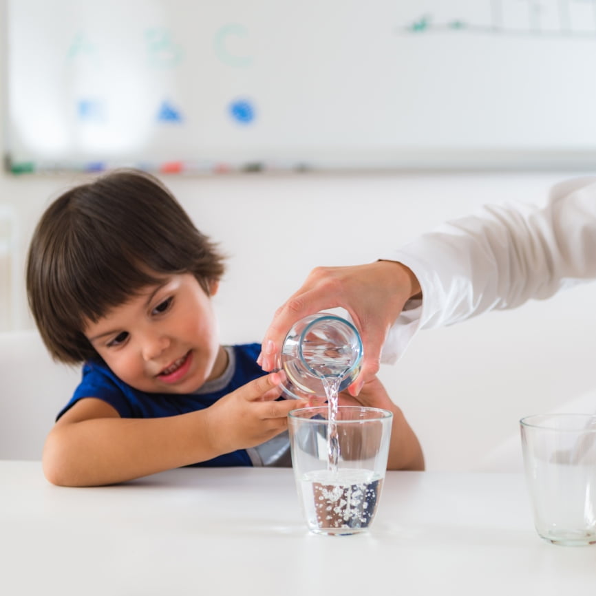 Je filtrovaná voda vhodná pro kojence a malé děti?